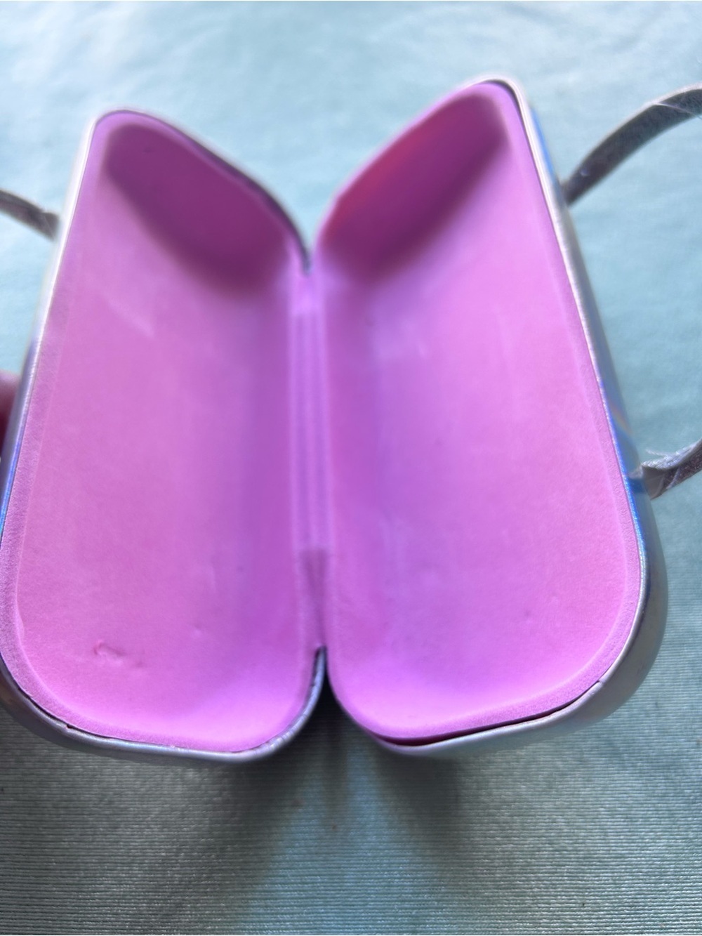 Disney Holographic Minnie Mouse Sunglasses Case - Silver Iridescent - Picture 3 of 6